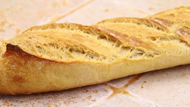baguette de pain en gros plan sur une table