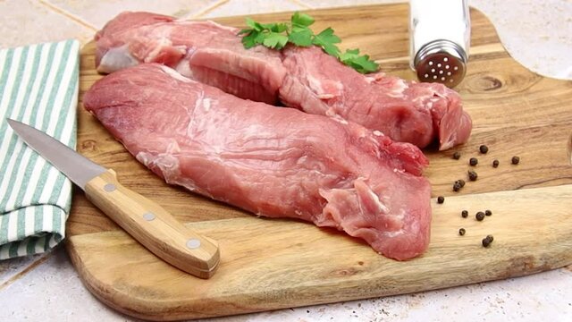 filet mignon de porc cru en gros plan sur une planche &agrave; d&eacute;couper