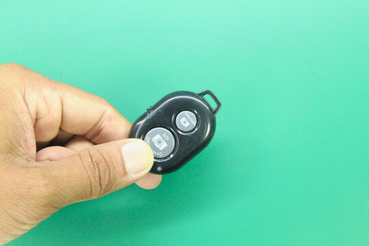 hand holding Bluetooth Remote Control Mobile phone Photo selfie