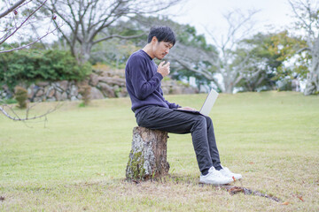 男性　人物　自然　pc　パソコン