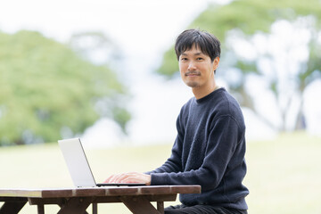 人物　男性　パソコン　PC  ノマド