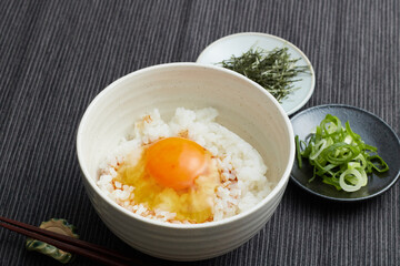 青葱と刻み海苔が添えられた卵かけご飯
