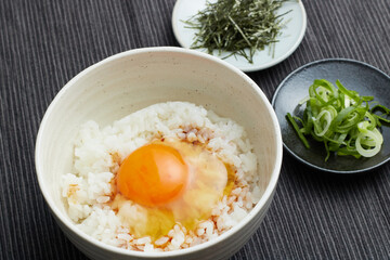 青葱と刻み海苔が添えられた卵かけご飯