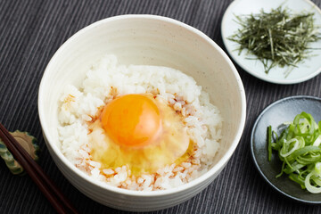 青葱と刻み海苔が添えられた卵かけご飯