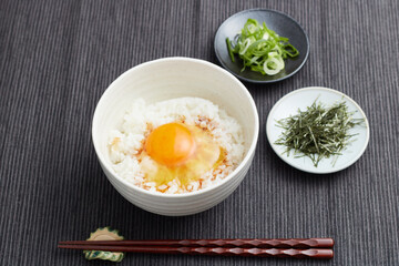 青葱と刻み海苔が添えられた卵かけご飯