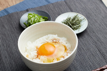 青葱と刻み海苔が添えられた卵かけご飯