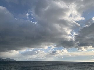 Obraz premium beautiful landscape blue sea horizon and sky with clouds