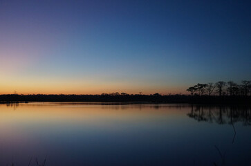 Naklejka premium Sunrise reflections in the lake the natural scene background are quite beautiful