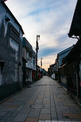 日本の古風な街並み、路地の夕焼けの光と影