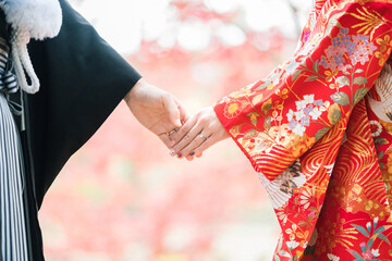 手をつなぐ和装の夫婦