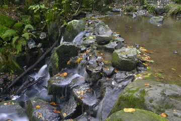 Der Wasserfall Teufelsmühle des Schwarzbach am Holzberghof oberhalb der Stadt Bischofsheim a.d.Rhön, Biosphärenreservat Rhön, Landkreis Rhön-Grabfeld, Unterfranken, Franken, Bayern, Deutschland