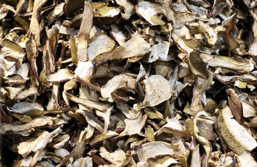 Funghi secchi in vendita al mercato
