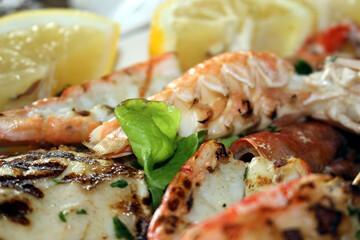 piatto di grigliata di pesce