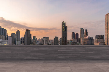 Obraz premium Panoramic Bangkok skyline view, concrete observatory deck on rooftop, sunset. Luxury Asian corporate and residential lifestyle. Financial city downtown, real estate. Product display mockup empty roof