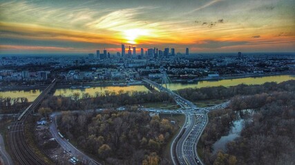Widok na centrum Warszawy przy zachodzi słońca.