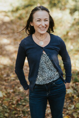 Lachende Frau n der Natur