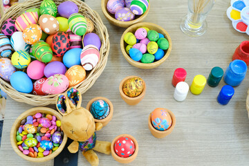 Fototapeta na wymiar Colorful easter eggs in Basket