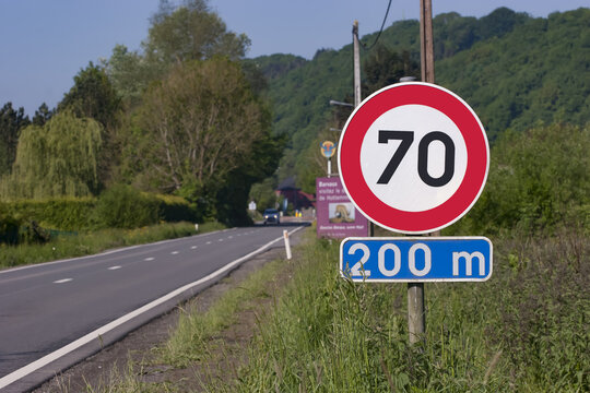 Panneau de limitation de vitesse 70 km/h.