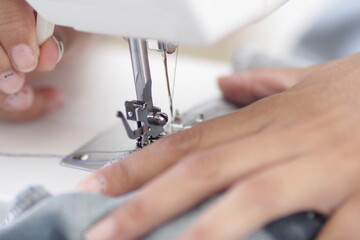 Costurera cose a máquina un jean