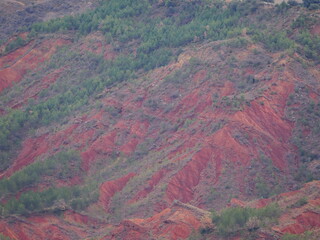 los montes comunes de aren con sus contrastes de colores verde y rojo, en huesca, aragon, españa,...