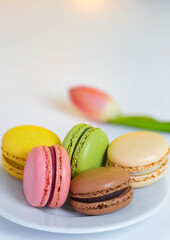 macarons in piatino di vetro su tavolo bianco