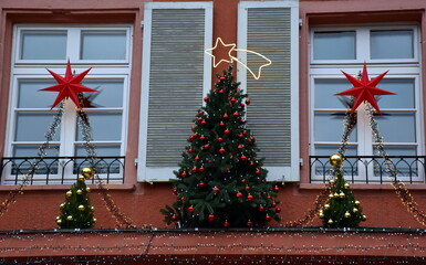 Weihnachtliches Fenster in Freiburgs Altstadt