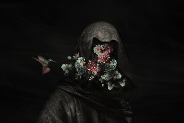 Dark flower face with an kolibri on the side