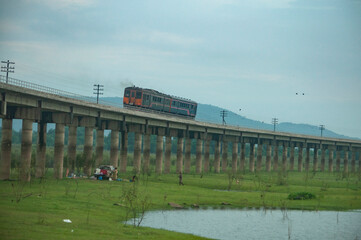 Obraz premium train on the skyrailway. train on the sky bridge Crossing Pa Sak Jolasid Dam