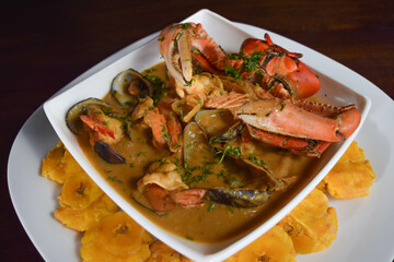 sopa de cangrejo y conchas 