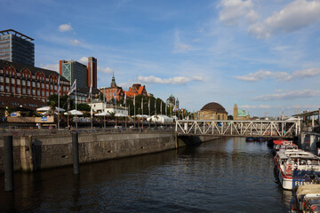 Fototapeta premium Hamburg - Hafen Landungsbrücken / Hamburg - Harbour Landungsbrücken