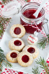 Weihnachtsplätzchen Husarenkrapfen Engelsaugen mit roter Johannisbeergelee