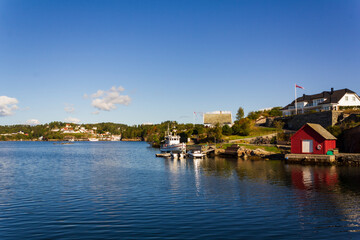 Fototapeta na wymiar Residential area in Norway with villas and yachts by the sea