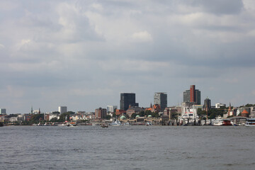 Fototapeta premium Hamburg - Hafen Landungsbrücken / Hamburg - Harbour Landungsbrücken