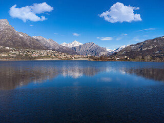 Fototapeta na wymiar Beautiful reflection of Mountains and clouds in lake water