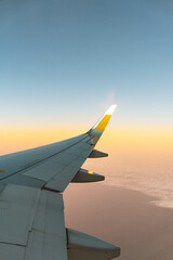 Fotografía de un ala de un avión con  una franja amarilla.