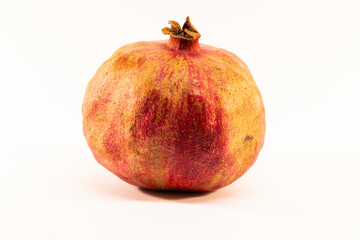 reifer Granatapfel vor weißem Hintergrund