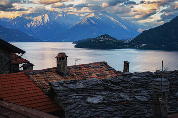 Como. Comer See. Como Lake. Alpenblick über die Dächer.  Italien. Sunset