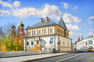 Fototapeta na wymiar Temple of the Znamensky Monastery and the Romanov Chambers on Varvarke Street in Moscow