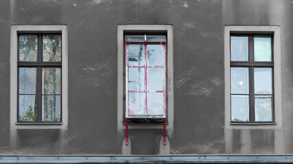 The red box window on the gray facade 