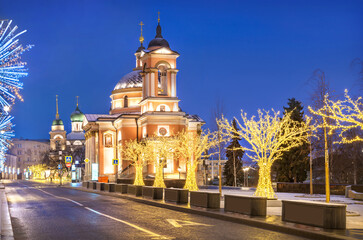Fototapeta na wymiar View of the Varvarka temples in Moscow