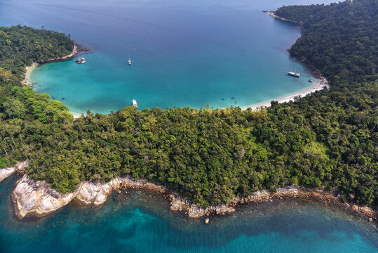 Vista de drone da Praia do Dentista na Baí­a da Ilha Grande © Pulsar Imagens