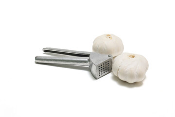 白バックのにんにく潰し器とニンニク