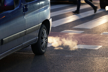 Niebezpieczny dym wylatuje z komina samochodu stojącego w korku w mieście. - obrazy, fototapety, plakaty