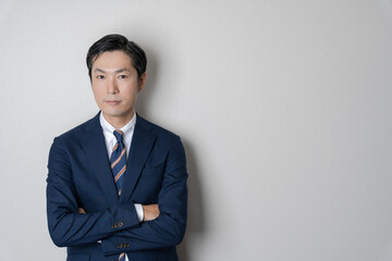 スーツ姿の男性