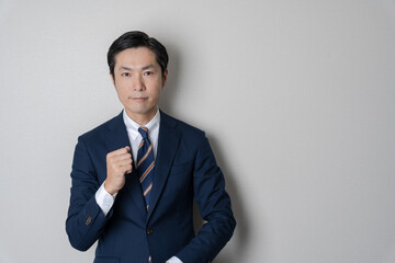 スーツ姿の男性