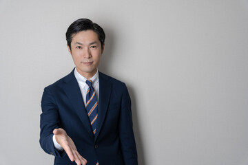 スーツ姿の男性