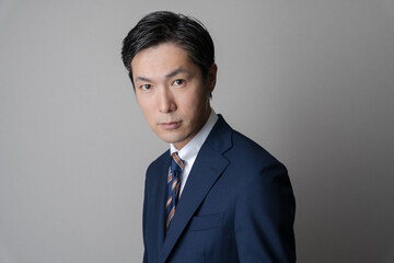 スーツ姿の男性