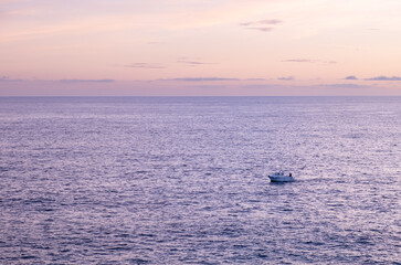 Obraz premium Evening time sea with beautiful dramatic sky with some clouds