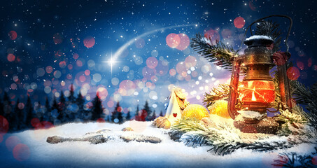Christmas Schein der Laterne in der Winter Landschaft bei Nacht zu Weihnachten mit dem leuchtenden Stern von Bethlehem und Christbaum Kugeln sowie Tannenzweige  im Schnee. 