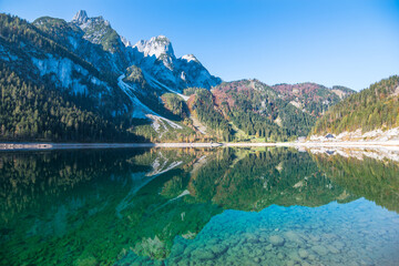 Fototapeta premium Beautifu view of Vorderer Gosausee Lake during the autumn - Gosau, Austria